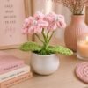 s6xmflhjvn8-xl-1.jpg Flor decorativa em crochê com vaso plástico 10cm - Sortida