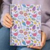 v5k9tn7jfzi-xl-1.jpg Caderno Universitário Capa Dura doces feminino 10 Matérias – 160 folhas