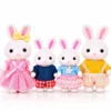 ZP01377-5 Brinquedo Família Casinha Coelhinhos Feliz Com Personagens e Roupinha - Multicolorido